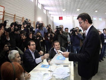 Imagen de archivo de Alberto Núñez Feijóo votando en las elecciones gallegas de 2012