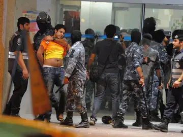 Un opositor kuwaití es arrestado por miembros de las fuerzas especiales Un opositor kuwaití es arrestado por miembros de las fuerzas especiales
