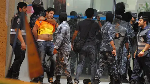 Un opositor kuwaití es arrestado por miembros de las fuerzas especiales Un opositor kuwaití es arrestado por miembros de las fuerzas especiales