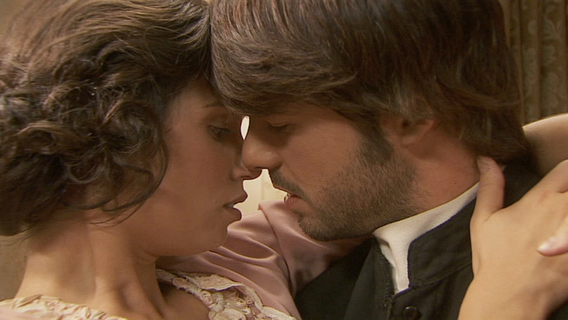 María y Gonzalo, a punto de besarse