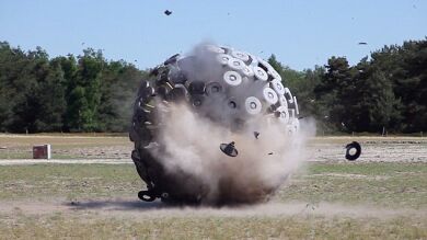 Un diseñador afgano crea una bola gigante que destruye minas antipersona 