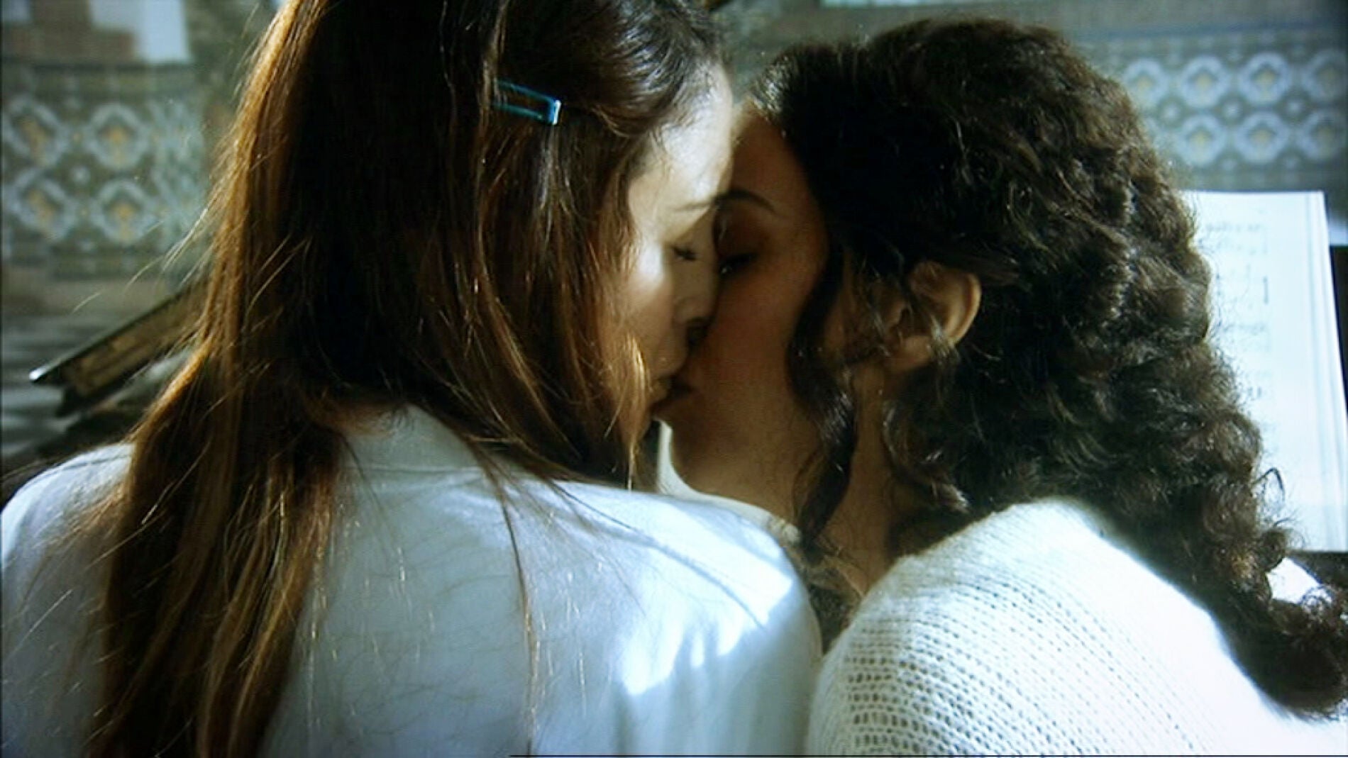 Ainhoa se besa con su profesora