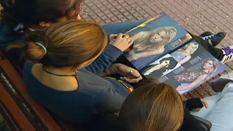 Jóvenes leyendo una revista Jóvenes leyendo una revista