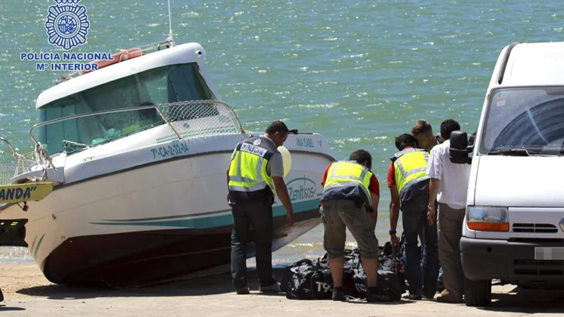 Intervenidos 2.200 kilos de hachís y detenidas ocho personas en Cádiz Intervenidos 2.200 kilos de hachís y detenidas ocho personas en Cádiz