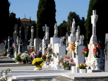 Cementerio con flores el Día de Todos los Santos