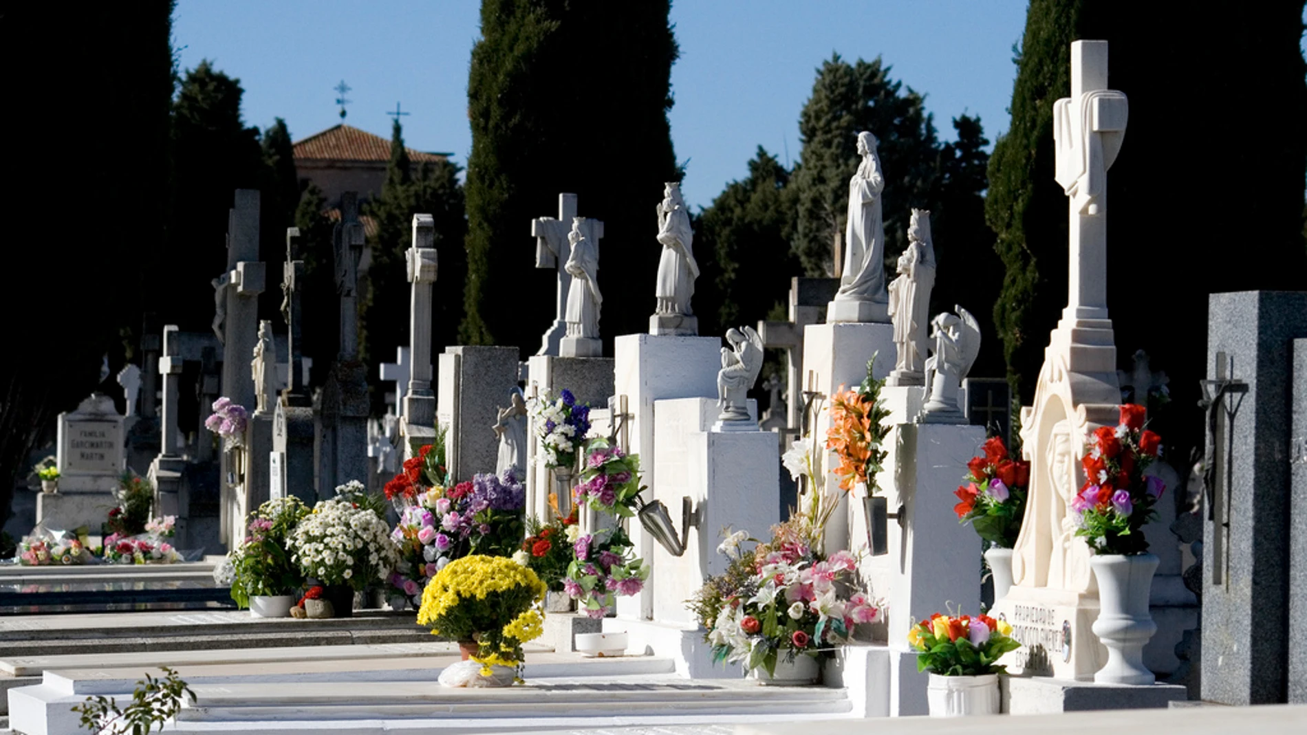 Cementerio con flores el Día de Todos los Santos Cementerio con flores el Día de Todos los Santos