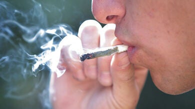 Detenidas ocho personas por vender 'packs anticrisis' de hachís y marihuana