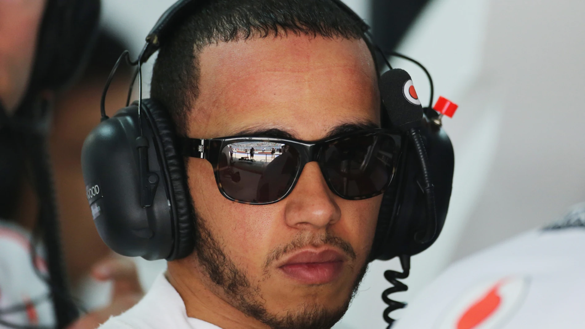 Lewis Hamilton con gafas de sol