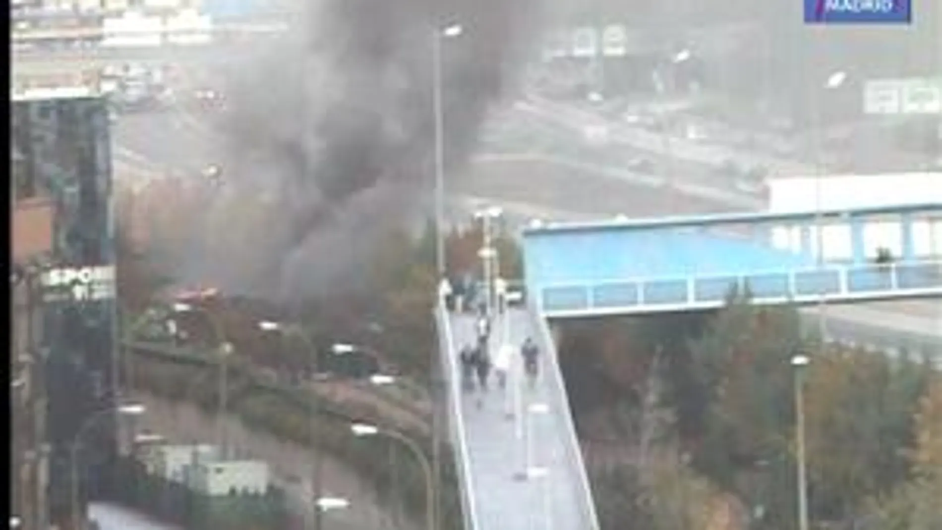 La Calle 30 de Madrid, colapsada por una espectacular humareda La Calle 30 de Madrid, colapsada por una espectacular humareda