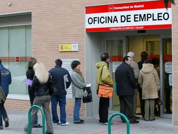 Personas a las puertas de una oficina del paro Personas a las puertas de una oficina del paro