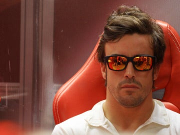 Alonso se concentra en el box de Ferrari
