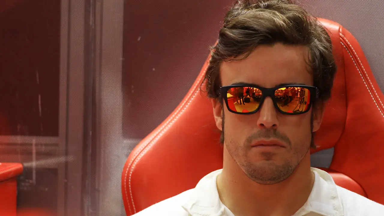 Alonso se concentra en el box de Ferrari
