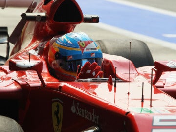 Alonso, subido en su Ferrari
