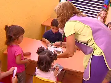 Niños en una guardería Niños en una guardería