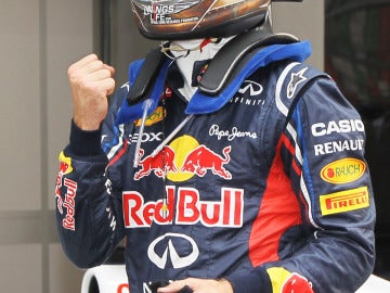 Vettel levanta su puño