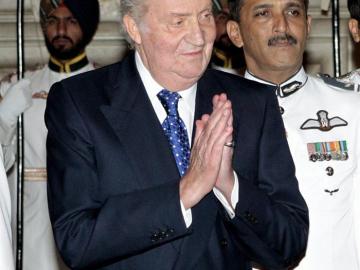 El rey de España, don Juan Carlos, saluda a un invitado antes de la cena que el presidente indio, Pranab Mujerjee