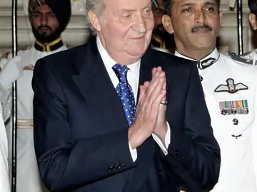 El rey de España, don Juan Carlos, saluda a un invitado antes de la cena que el presidente indio, Pranab Mujerjee El rey de España, don Juan Carlos, saluda a un invitado antes de la cena que el presidente indio, Pranab Mujerjee