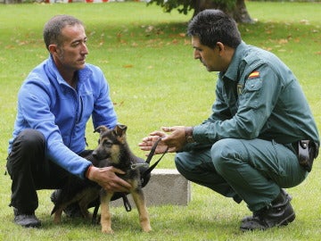 Verdi con su padre adoptivo y el instructor Verdi con su padre adoptivo y el instructor