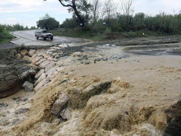 Imagen de una de las carreteras cortadas en Tarragona a causa de los aguaceros