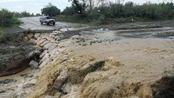 Imagen de una de las carreteras cortadas en Tarragona a causa de los aguaceros