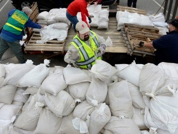 Los habitantes de los estados de la costa atlántica se preparan para recibir a 'Sandy'