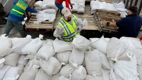 Los habitantes de los estados de la costa atl&aacute;ntica se preparan para recibir a 'Sandy'