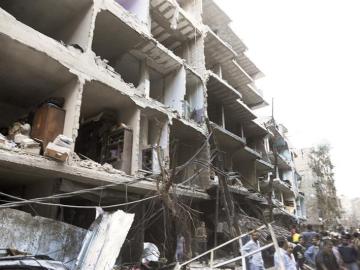 Sirios en el lugar donde se registró la explosión de un coche bomba en Damasco, Siria