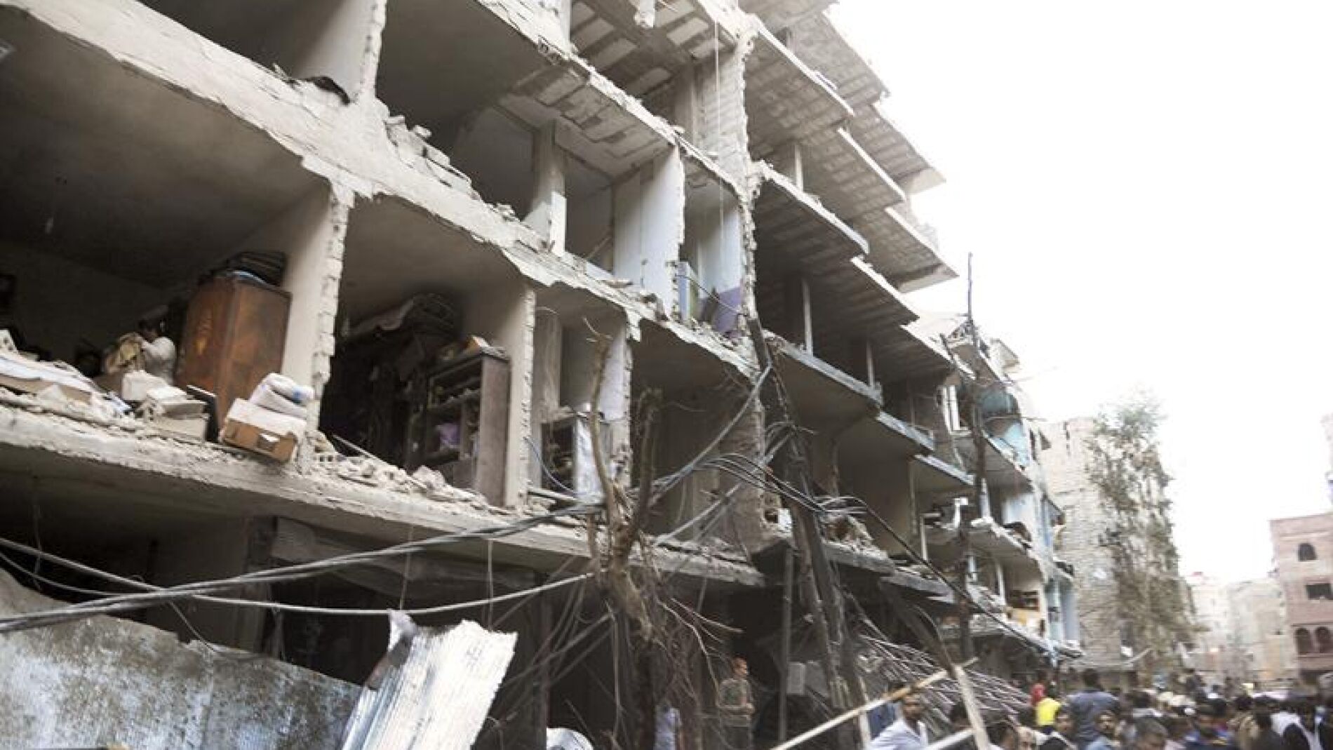 Sirios en el lugar donde se registr&oacute; la explosi&oacute;n de un coche bomba en Damasco, Siria