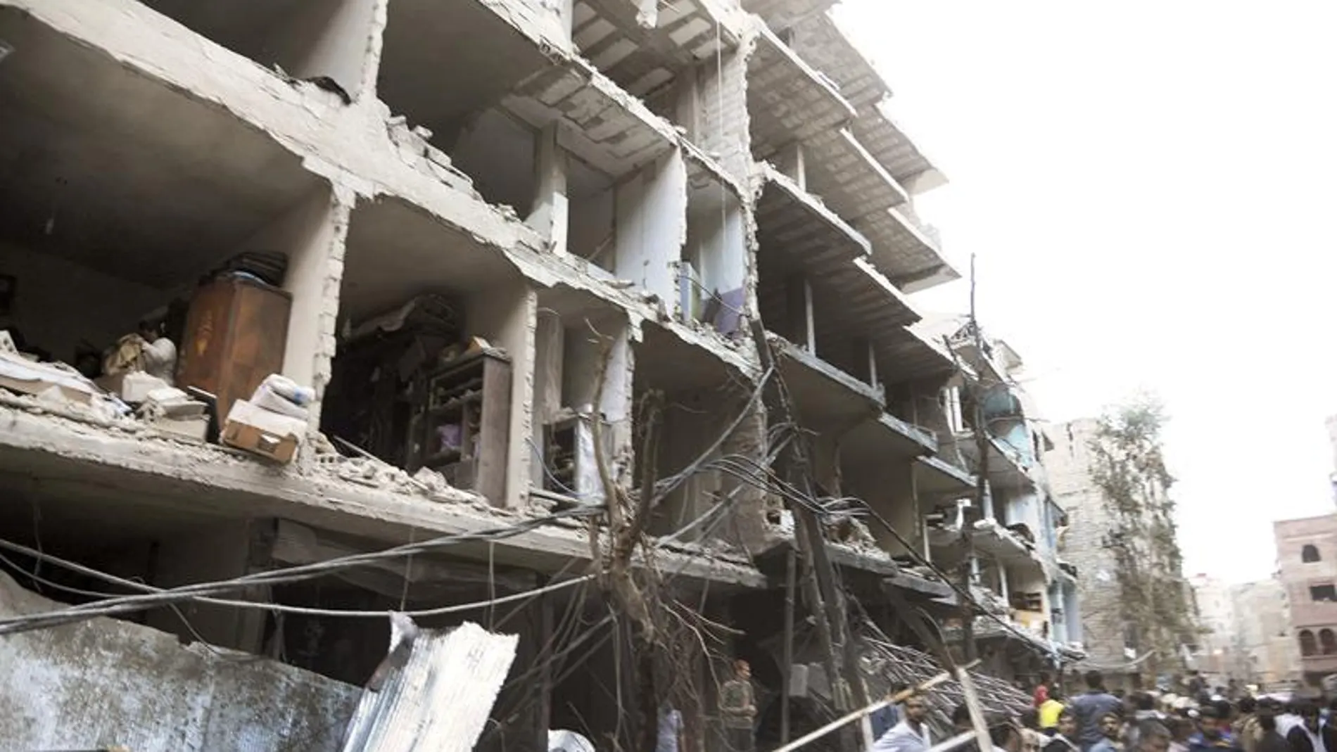 Sirios en el lugar donde se registró la explosión de un coche bomba en Damasco, Siria Sirios en el lugar donde se registró la explosión de un coche bomba en Damasco, Siria