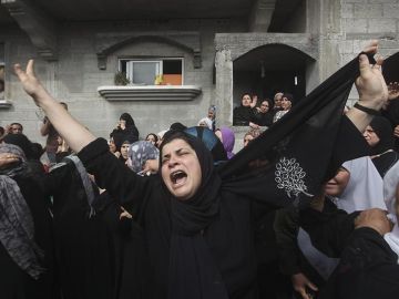 Mujeres en Palestinan lloran la muerte de un miliciano