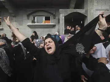 Mujeres en Palestinan lloran la muerte de un miliciano Mujeres en Palestinan lloran la muerte de un miliciano
