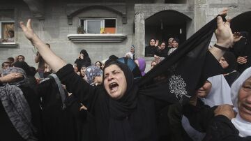 Mujeres en Palestinan lloran la muerte de un miliciano