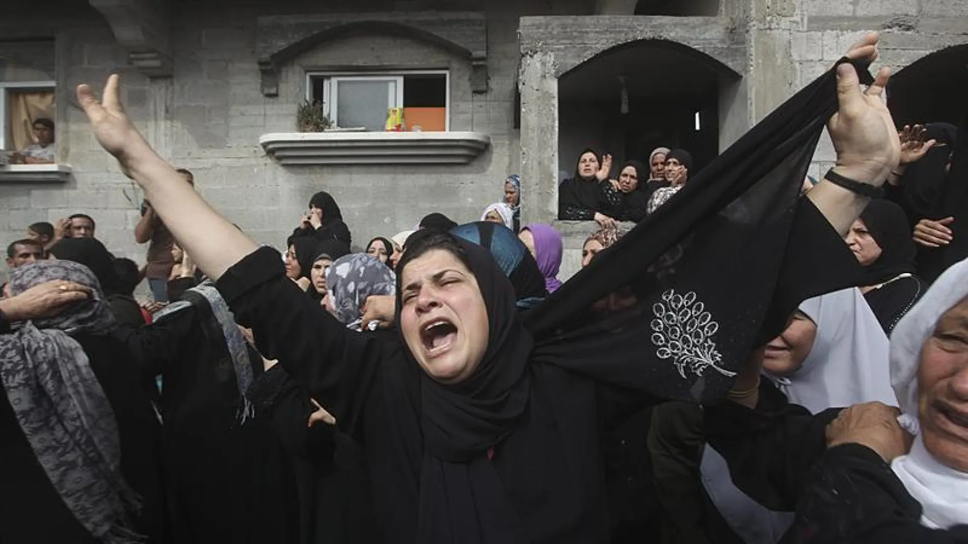 Mujeres en Palestinan lloran la muerte de un miliciano Mujeres en Palestinan lloran la muerte de un miliciano