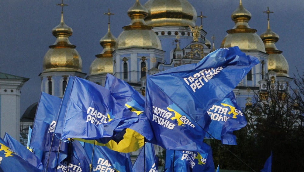 Seguidores del Partido de las Regiones asisten a un acto electoral celebrado en Kiev