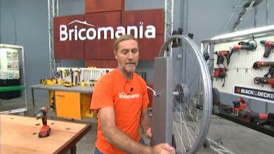 Reloj con una rueda de bicicleta