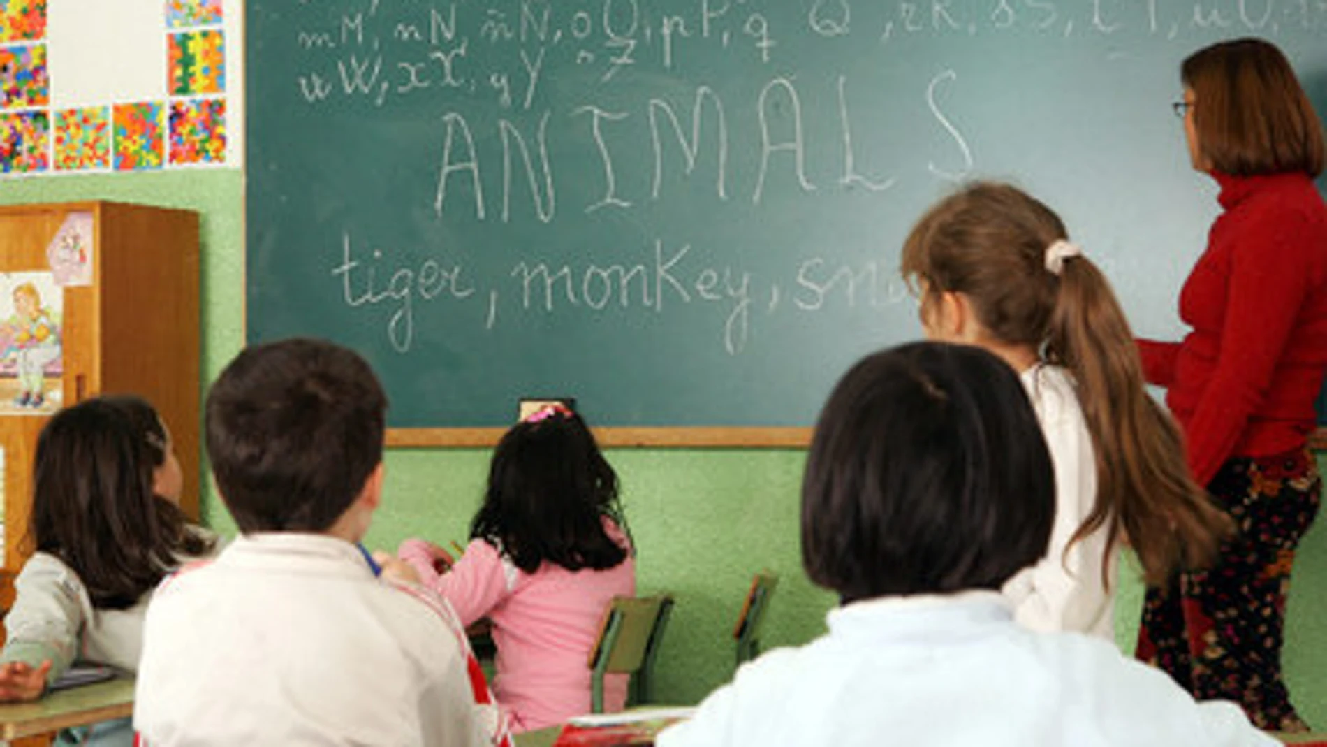 Alumnos escuchan las explicaciones durante una clase Alumnos escuchan las explicaciones durante una clase
