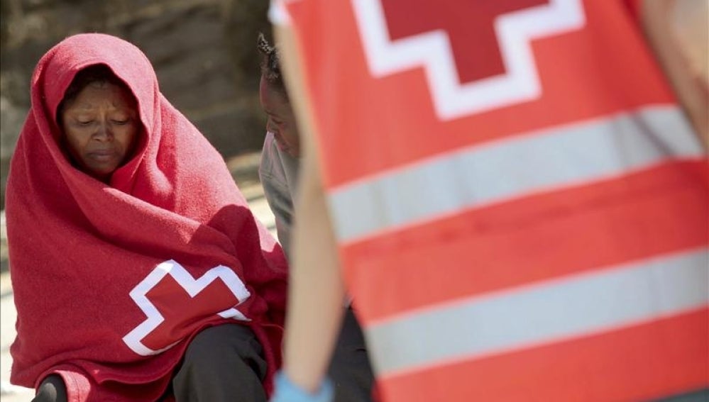 Miembros de Cruz Roja en el Estrecho