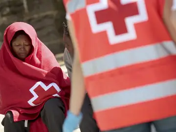 Mujer rescatada de una parera espera a ser atendida por la Cuz Roja Mujer rescatada de una parera espera a ser atendida por la Cuz Roja