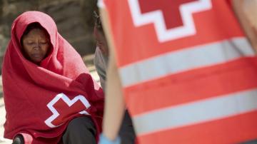 Mujer rescatada de una parera espera a ser atendida por la Cuz Roja