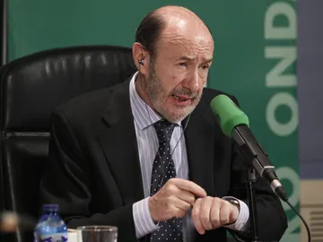 Alfredo Pérez Rubalcaba, durante una entrevista en el programa 'Herrera en la Onda' de Onda Cero. Alfredo Pérez Rubalcaba, durante una entrevista en el programa 'Herrera en la Onda' de Onda Cero.