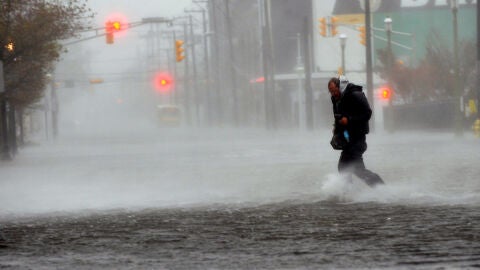 Un mar de olas inunda las calles