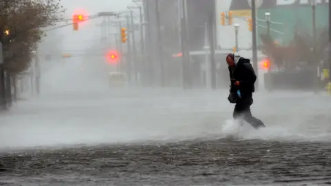 Un mar de olas inunda las calles Un mar de olas inunda las calles