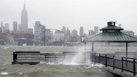 'Sandy' se aproxima al r&iacute;o Hudson