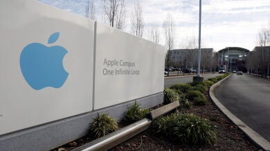 Apple reestructura su cúpula ejecutiva y anuncia la salida de dos de sus directivos