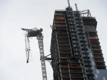 Una grúa en Nueva York cuelga partida por el viento Una grúa en Nueva York cuelga partida por el viento