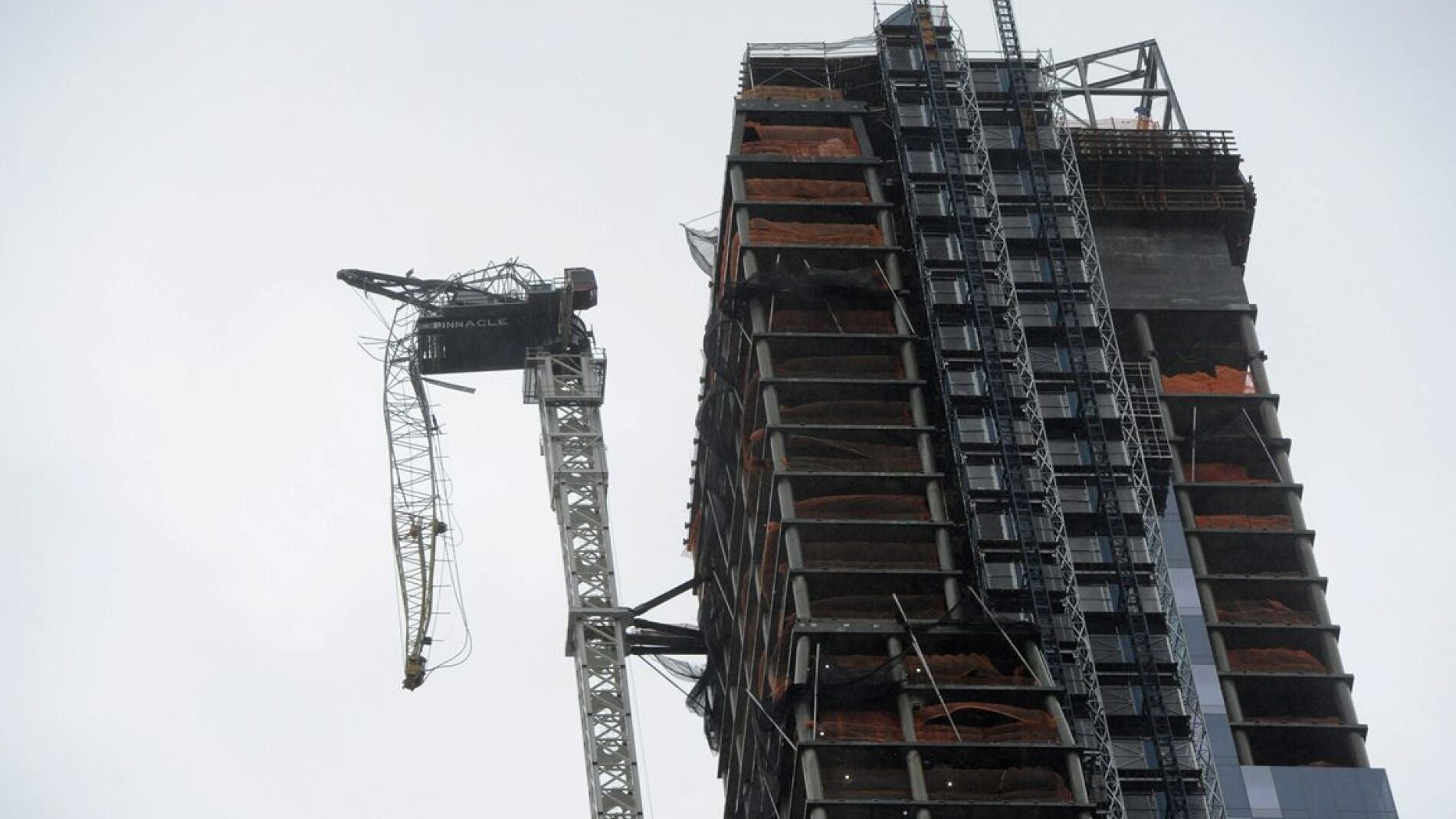 Una gr&uacute;a en Nueva York cuelga partida por el viento