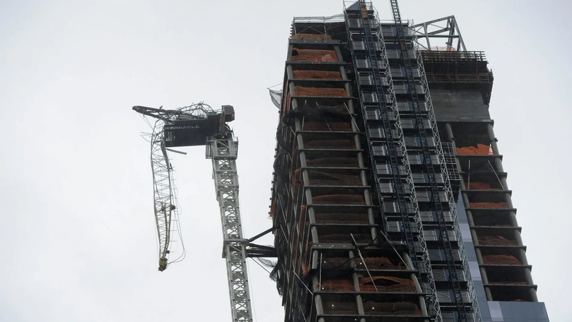 Una grúa en Nueva York cuelga partida por el viento Una grúa en Nueva York cuelga partida por el viento
