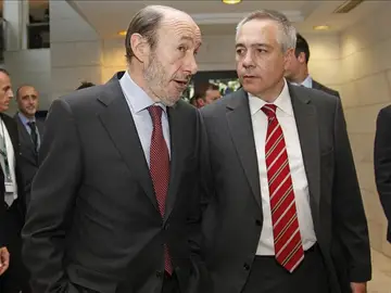 Rubalcaba junto a Pere Navarro. Rubalcaba junto a Pere Navarro.