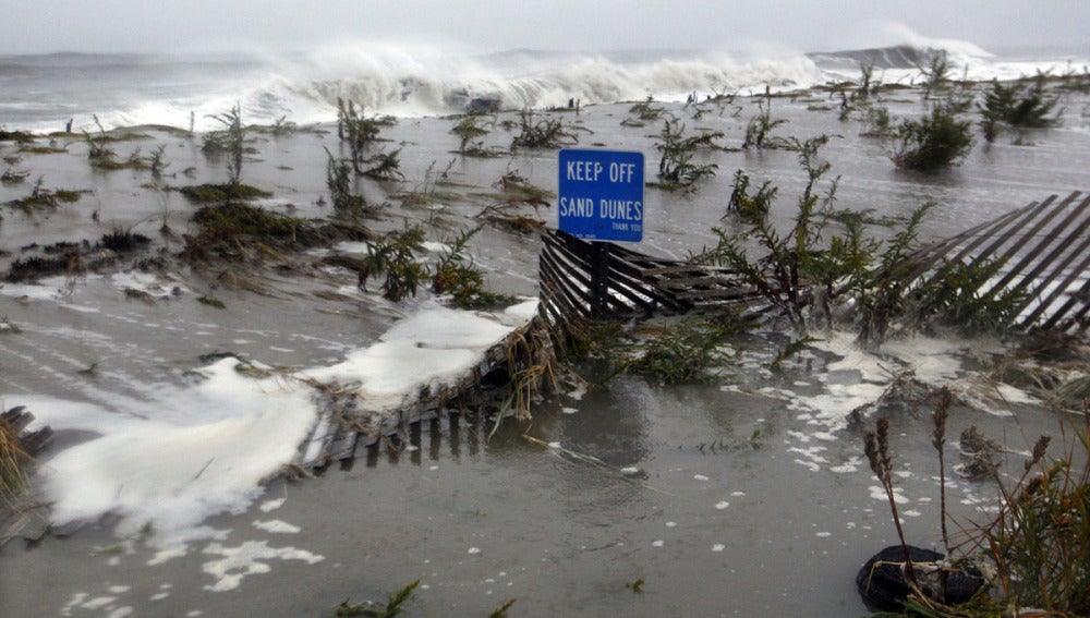 Las fuertes olas rompen sobre las dunas