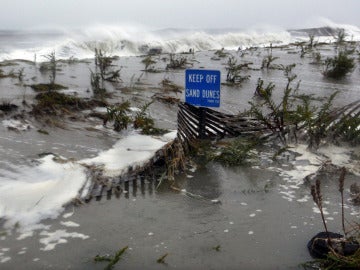 Las fuertes olas rompen sobre las dunas